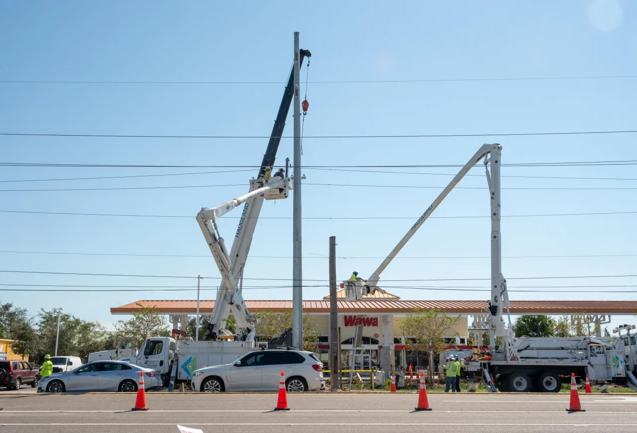 Utility Trucks Restore Power in Tampa, Florida (006) Image: Utility Trucks Restore Power in Tampa, Florida (006)
