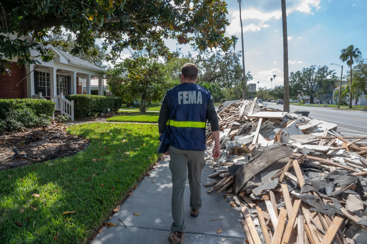 Disaster Survivor Assistance Teams Canvass Davis Islands Neighborhoods (004) Image: Disaster Survivor Assistance Teams Canvass Davis Islands Neighborhoods (004)