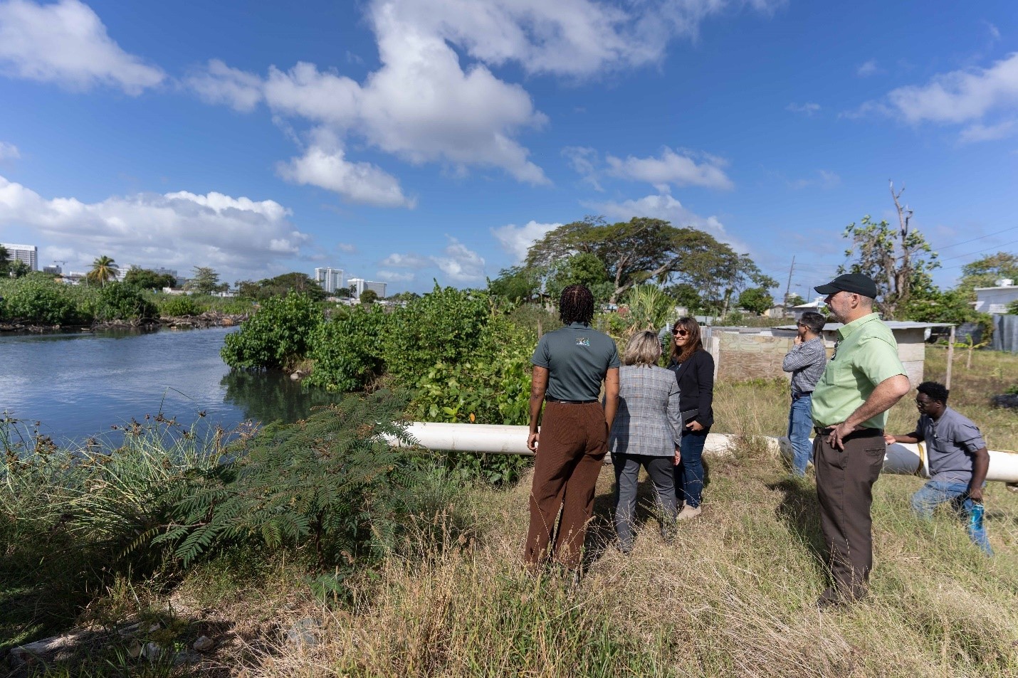 FEMA’s deputy administrator for Resilience in Washington, Victoria Salinas, visited the Caño Martin Peña to assess how hazard mitigation measures will help communities prepare for nature’s future challenges. 