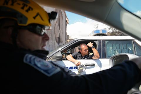 Image with caption: Lahaina, Hawaii -- El equipo de Búsqueda y Rescate Urbano de FEMA, Washington State Task Force 1, participa en los esfuerzos federales de respuesta.