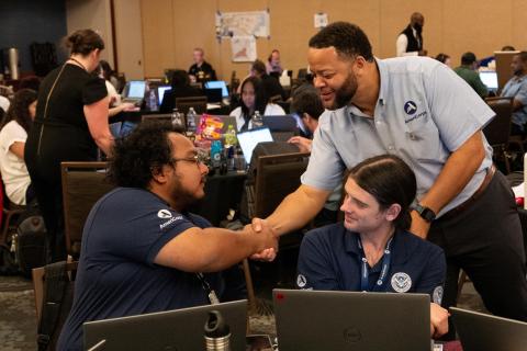 Caption: RALEIGH, Carolina del Norte – El CEO de AmeriCorps, Michael Smith, visita los miembros de FEMA Corps que apoyan los esfuerzos de respuesta y recuperación por el huracán Helene en el estado. (Fuente: FEMA)