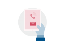 Una mano sosteniendo una tableta que muestra un teléfono sonando y un icono de correo electrónico.