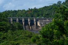 View of the Carraizo Dam sorrounded by trees and vegetation.