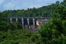 View of the Carraizo Dam sorrounded by trees and vegetation.